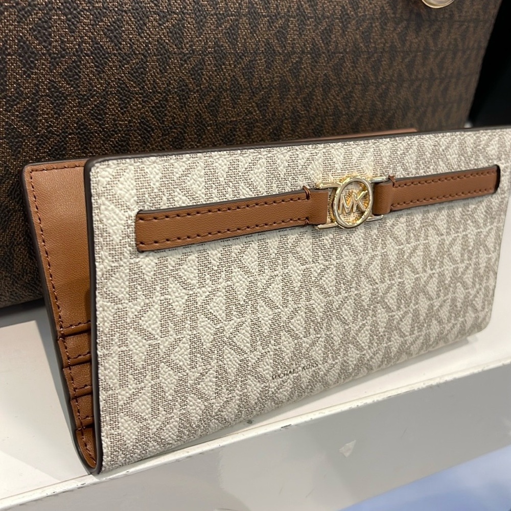 Michael Kors Reed Large Bifold Signature Snap Wallet Card Case 
Vanilla 
NWT